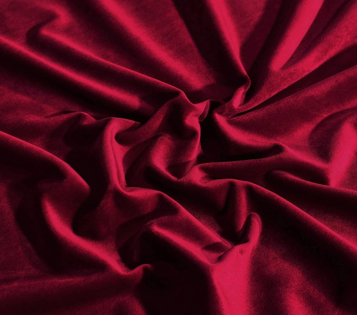 Image d'élégants rideaux en satin et en soie, oscillant entre des nuances de rouge et de rose, dans un contexte de décoration intérieure. Ces textiles de haute qualité ajoutent une touche de luxe et de confort à n'importe quelle pièce, tout en étant parfaits comme rideaux ou draps de lit en velours. La versatilité et la beauté de ces rideaux en font un choix idéal pour ceux qui cherchent à rehausser leur décoration intérieure avec des éléments textiles luxueux et colorés.