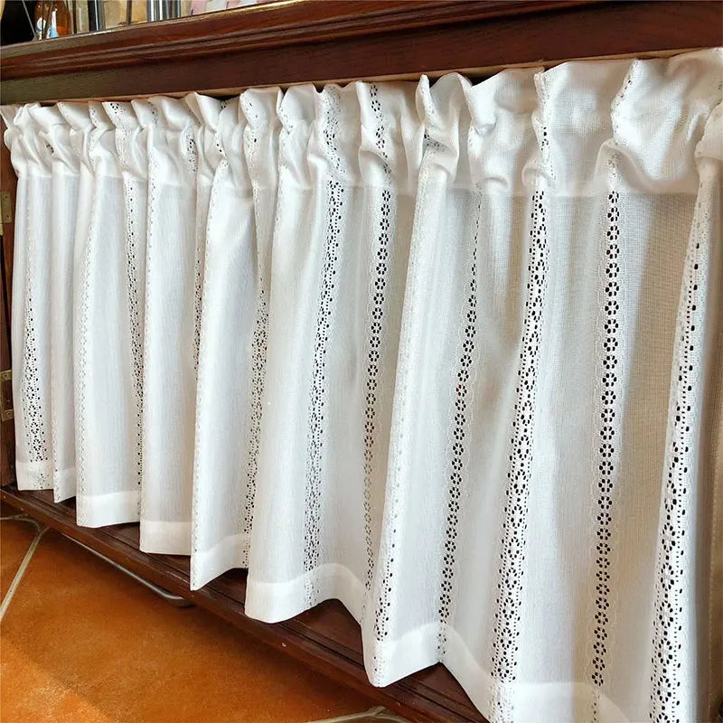 rideau court blanc dentelle classique motif points noirs salon maison intérieur