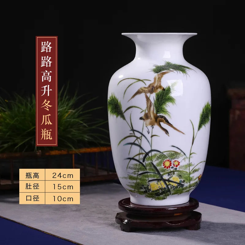 Vase en porcelaine blanche décoré de motifs de plantes et d'un oiseau en vol, sur un support en bois.