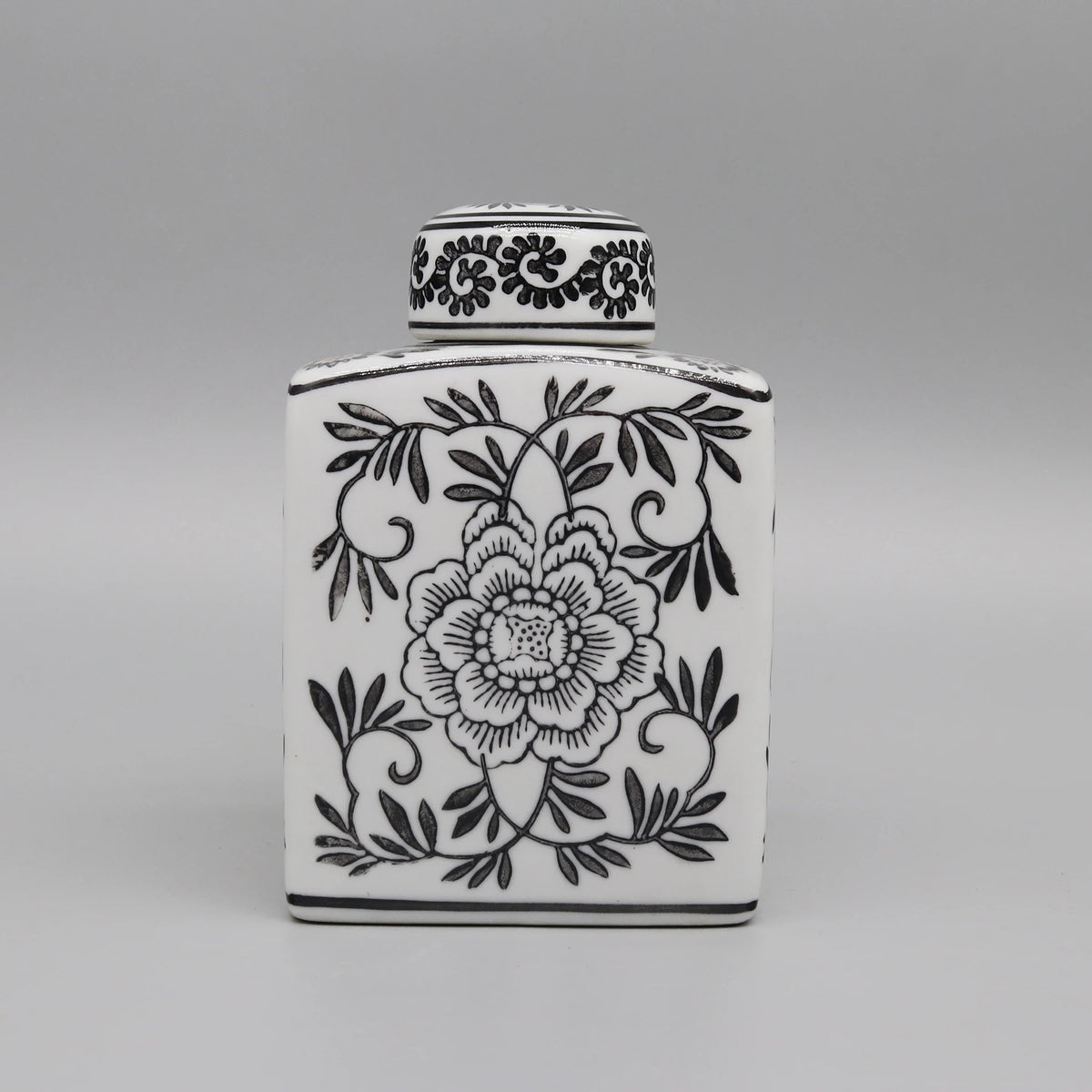 Un magnifique vase décoratif en porcelaine blanche et noire, orné d'un motif floral élégant.