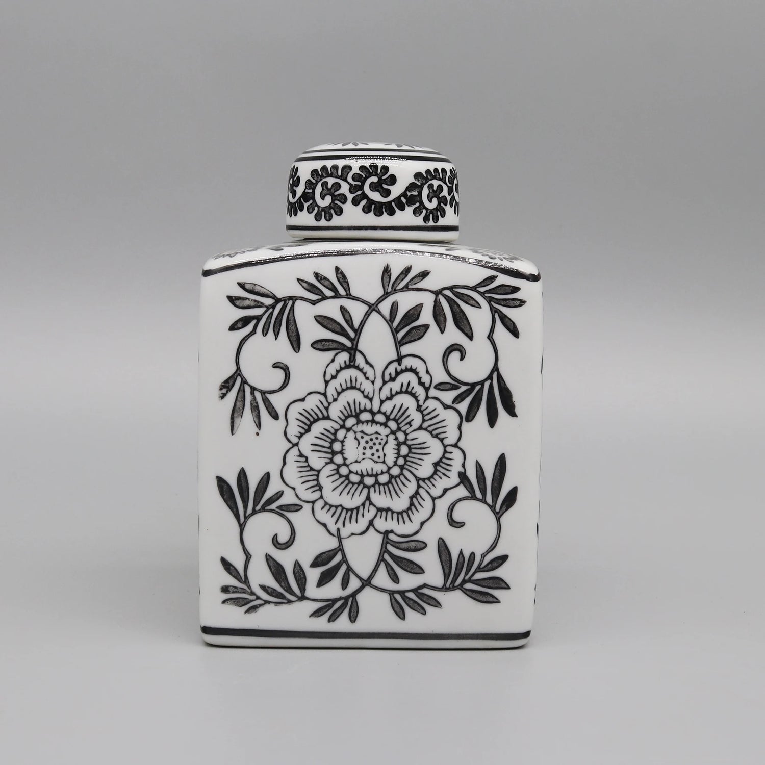 Un magnifique vase décoratif en porcelaine blanche et noire, orné d'un motif floral élégant.