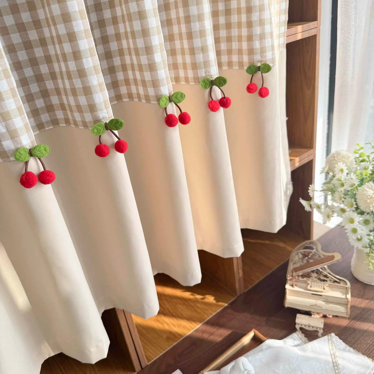 rideau fenêtre maison plaid carreaux cerises beige blanc opacité vintage rustique