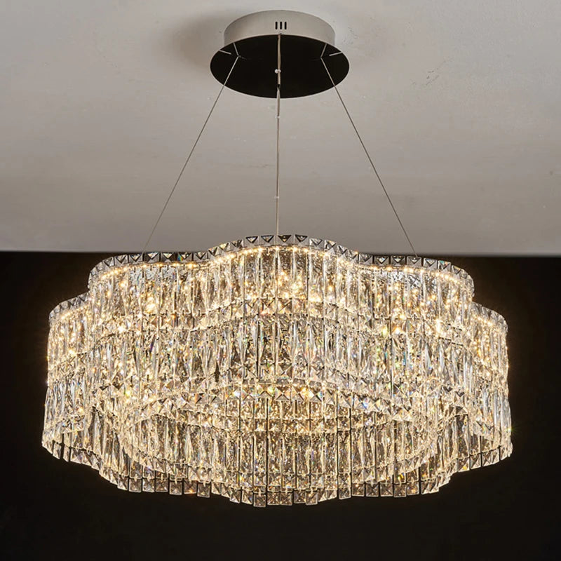 Lustre allumé avec lumière chaude dans une salle à manger élégante