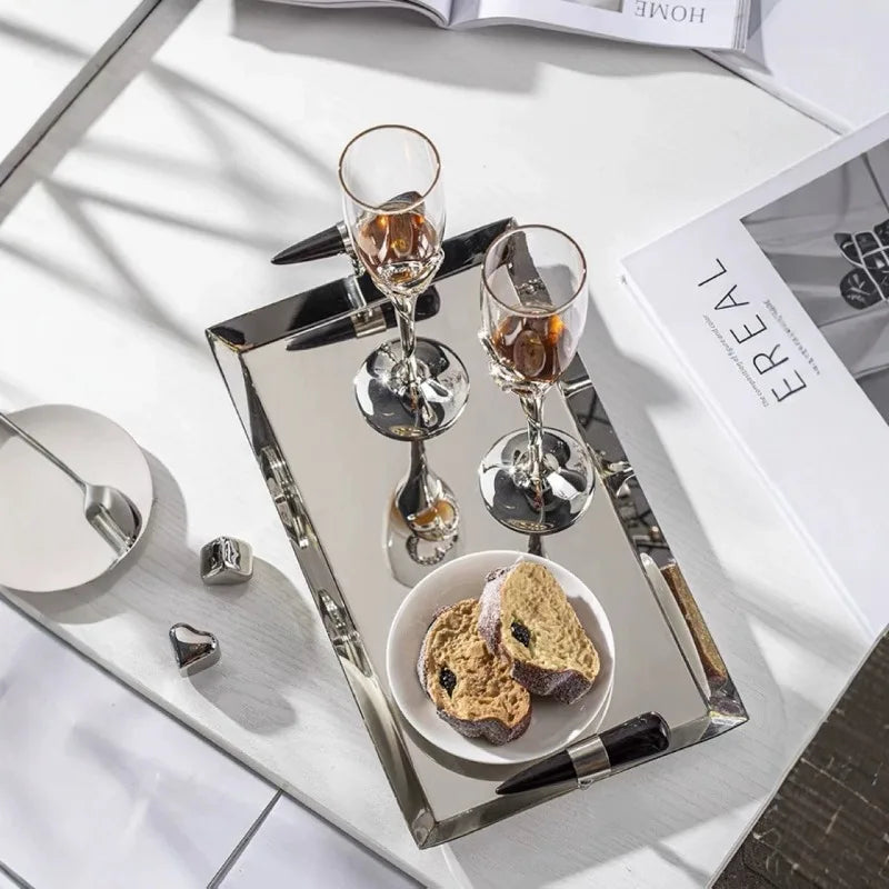 plateau rangement acier inoxydable moderne silver bouteille vin verres vase fleurs collier parfum gâteaux