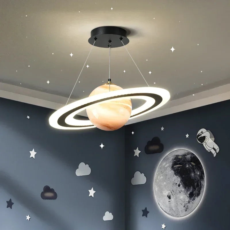 Lampe planète pendentif noire design astronaute