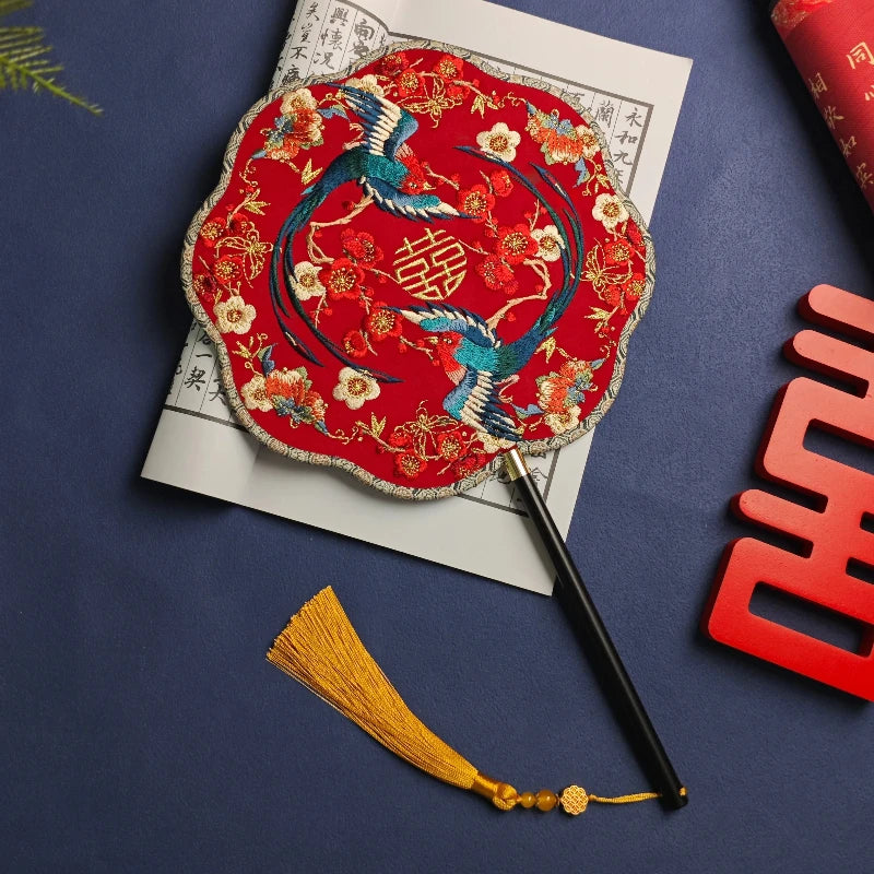 éventail traditionnel brodé oiseaux fleurs chinois rouge bleu doré poignée pompon