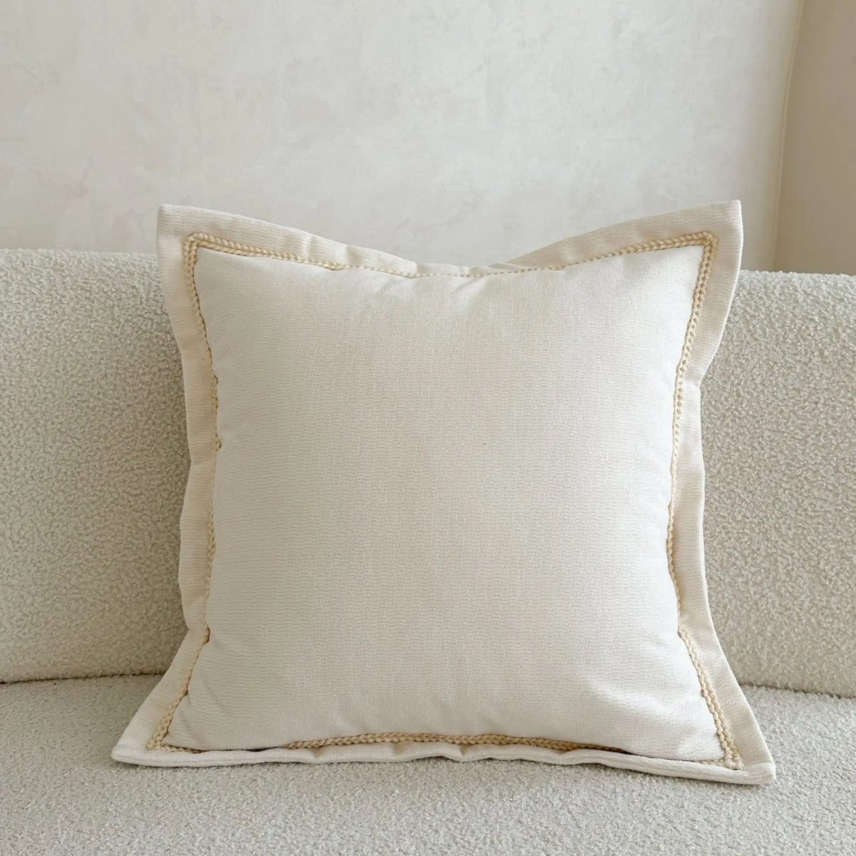 housse coussin décoratif carré couleur marron doré orange texture veloutée bord festonné scandinave minimaliste