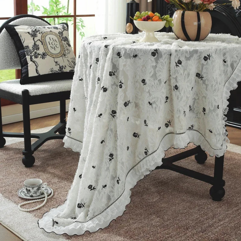 nappe table dentelle roses noires classique blanc decoration mariage romantique fleur table bassereuse
