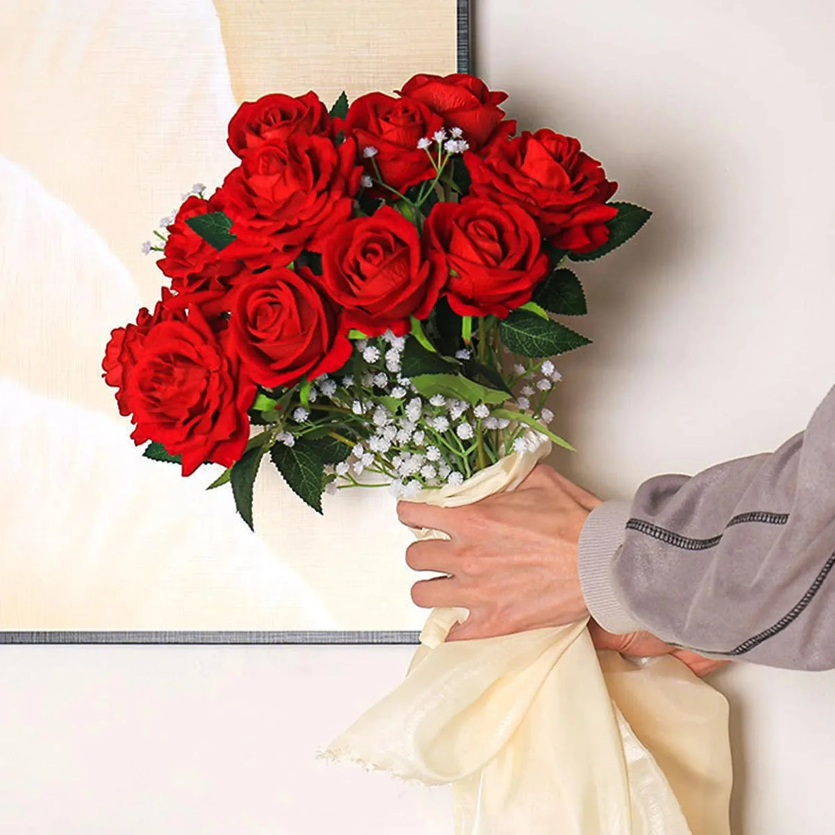 bouquet roses artificielles velours rouge fleurs blanches décoration mariage fête maison moderne