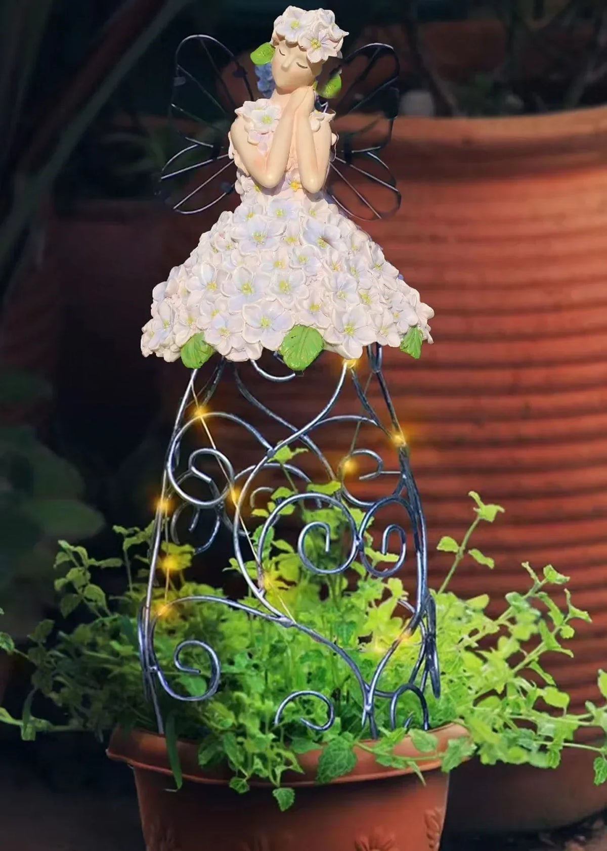 statuette féerique verte rouge blanc papillon champignon roche solaire nuit extérieur decoration cour