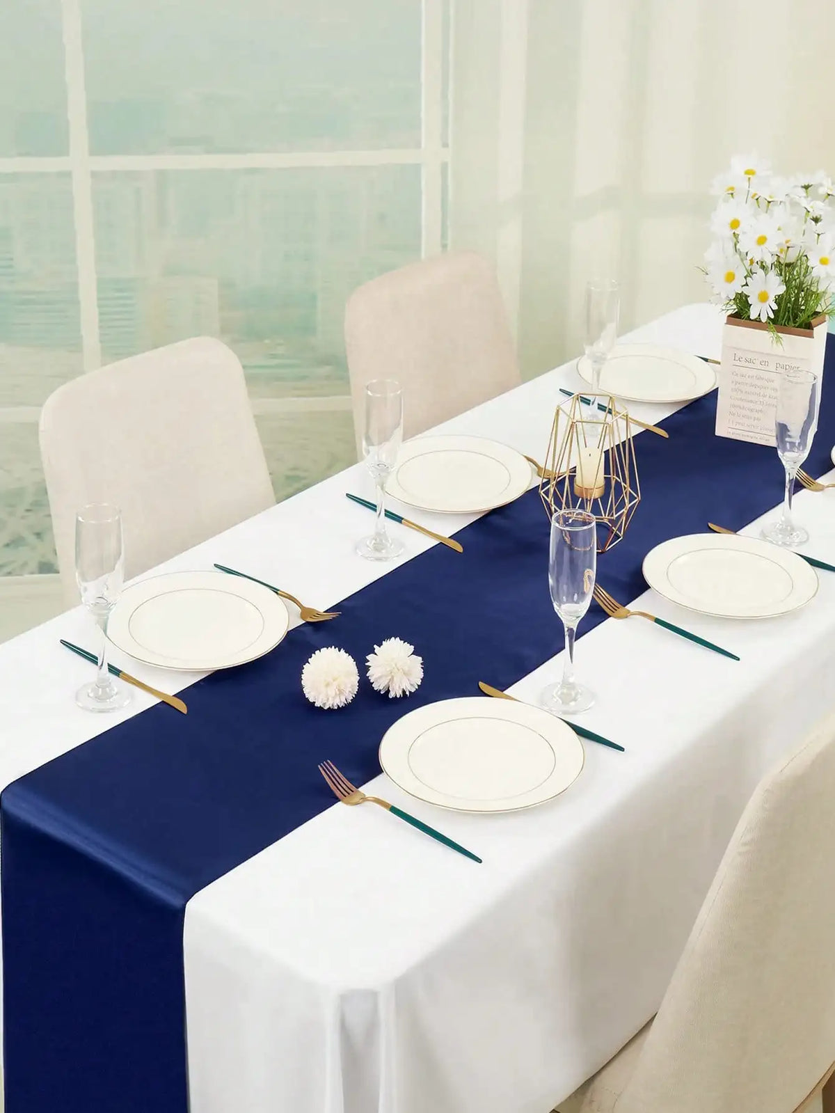 nappe table bleu marine blanche rubans satin mariage réception événementielle