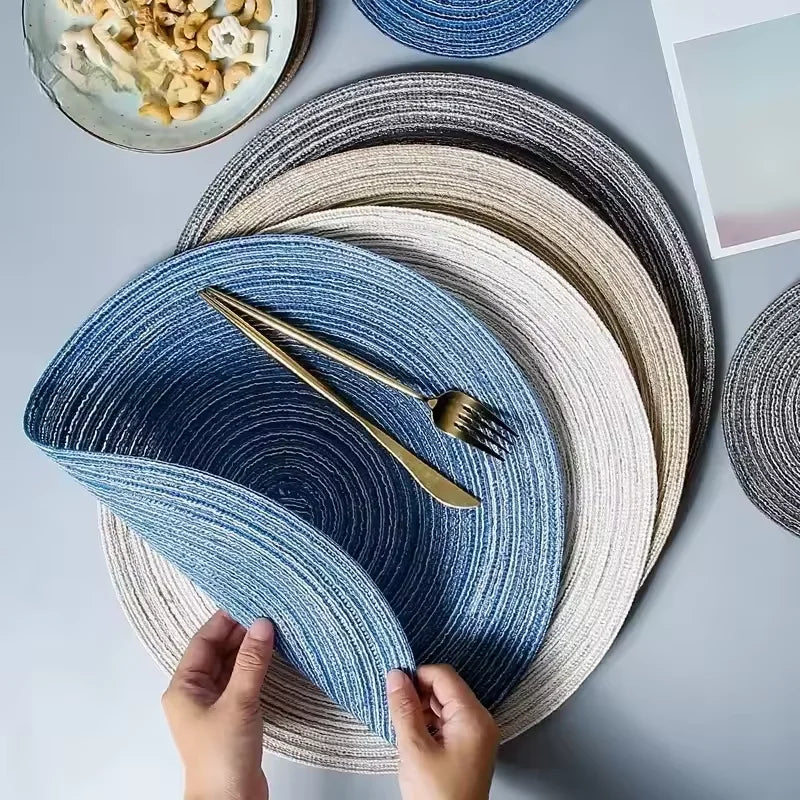 placemat moderne rustique spirale tissé bleu gris beige assiettes fourchettes verres