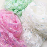 tissu vert clair jaune rose blanc fleurs blanches paillettes dorées tulle brodé élégant décoratif