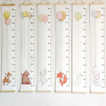 Tableau de croissance mural en toile pour bébé sur un mur de chambre d'enfant