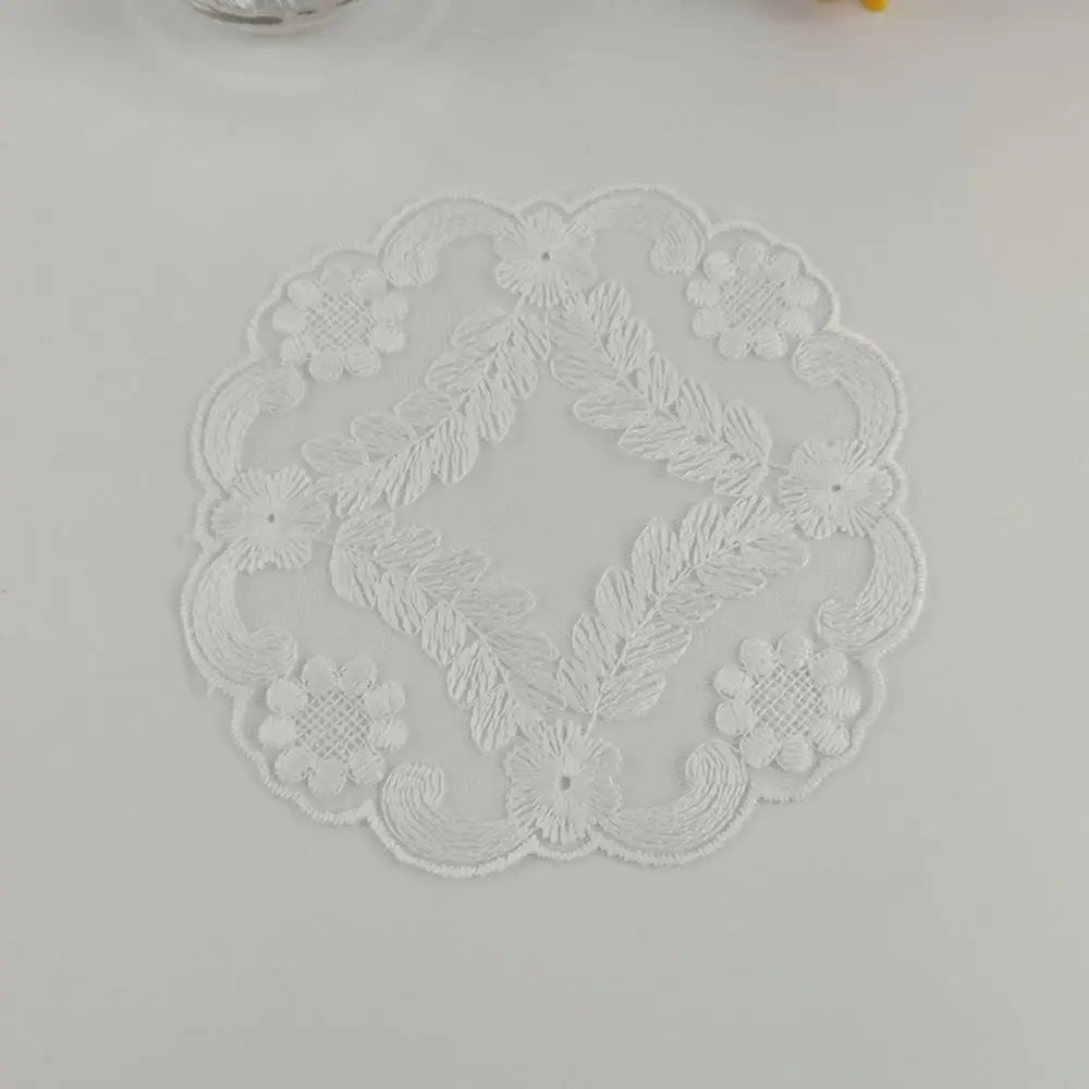 serviettes table brodées dentelle beige blanc classiques maison fête mariage