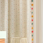 rideau tulle brodé points colorés moderne pompons multicolore blancintérieur décoration chambre enfant