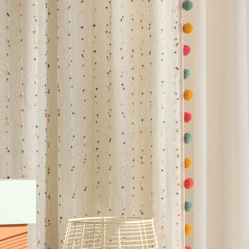 rideau tulle brodé points colorés moderne pompons multicolore blancintérieur décoration chambre enfant