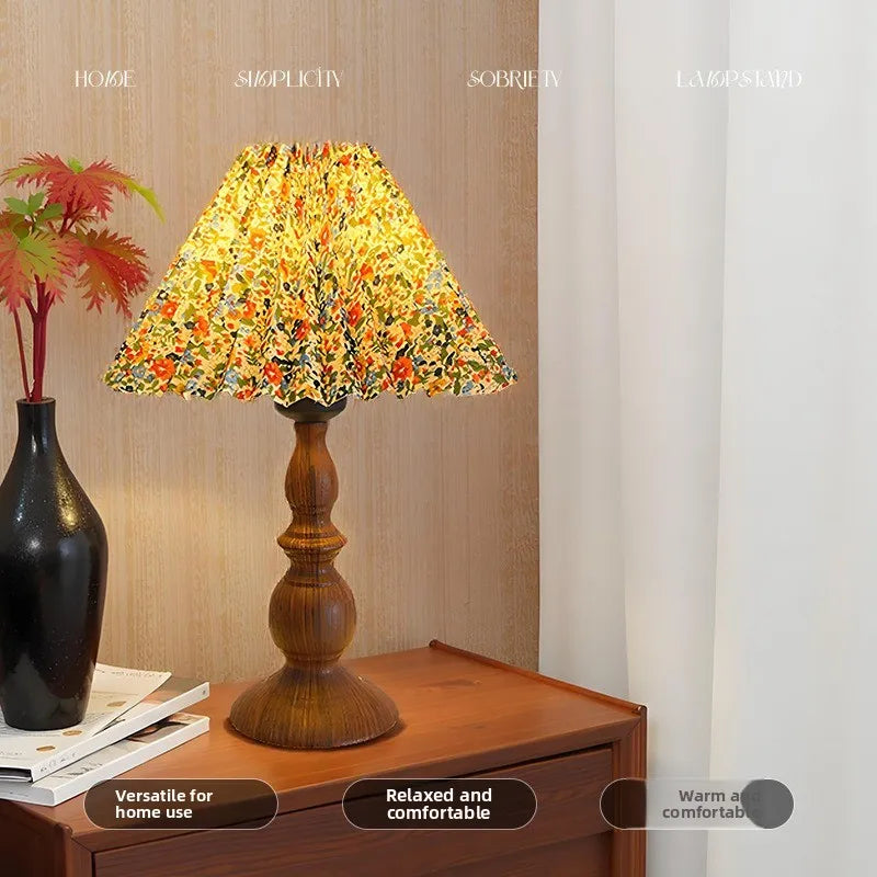lampe table vintage romantique bois marron tissu multicolore fleurs imprimées jaune rouge bleu