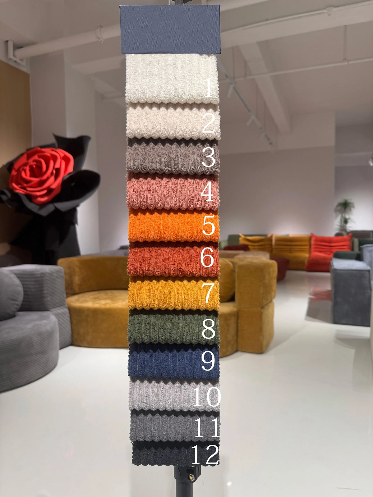 canapé lit marron velours moderne coussins oreillers bois éponge compression minimaliste scandinave