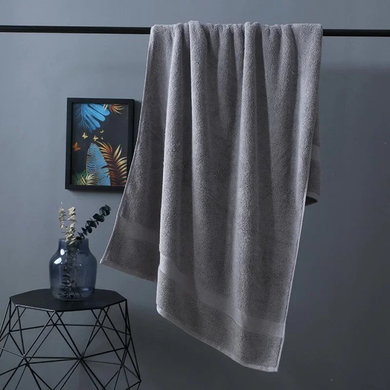 serviette bain coton texturé gris blanc bleu moderne accrochée tringle rapide absorption