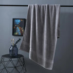 serviette bain coton texturé gris blanc bleu moderne accrochée tringle rapide absorption
