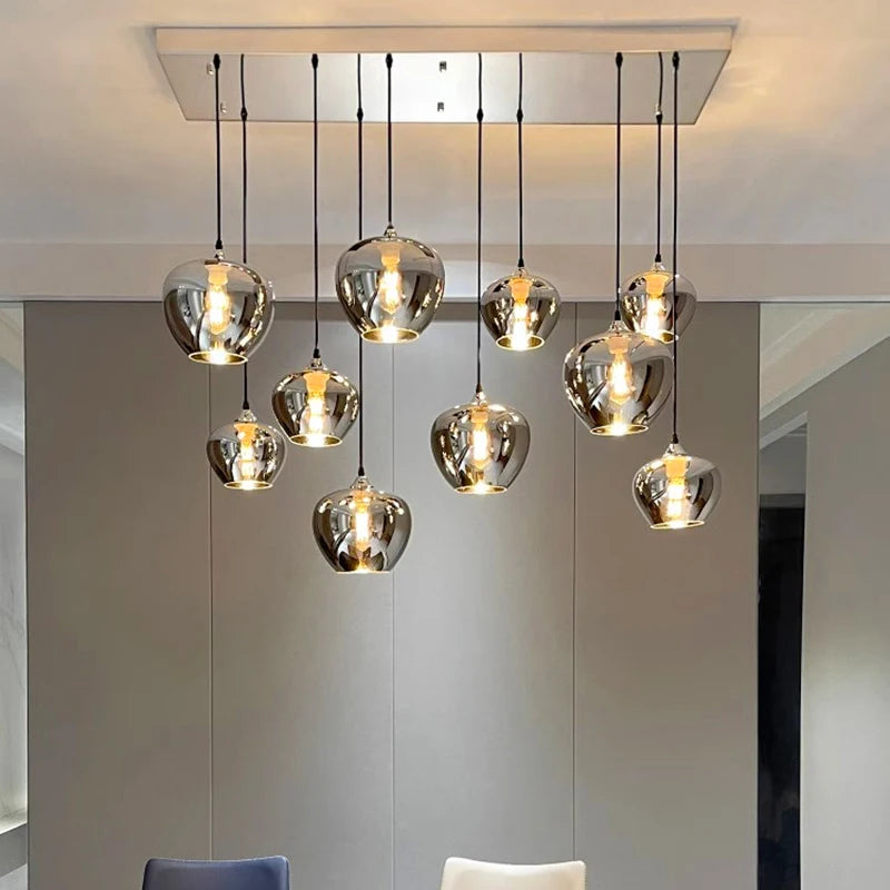 Lustre suspendu au-dessus d'une table à manger avec éclairage chaleureux