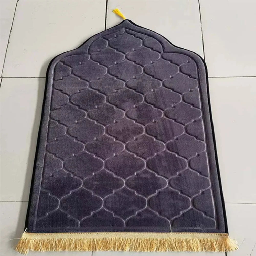 tapis géométrique moderne élégant vert clair bleu marine rouge rose gris clair franges dorées
