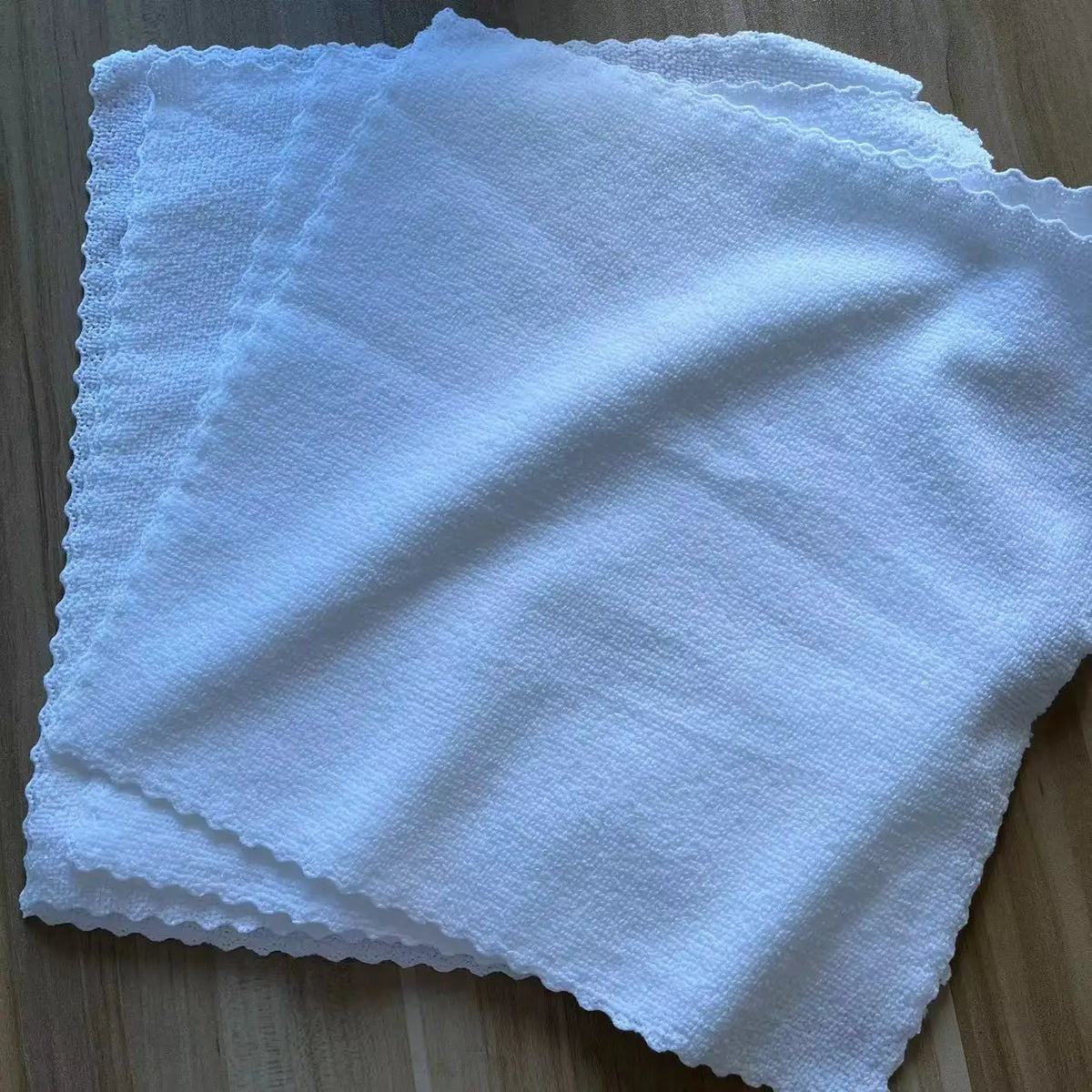 serviettes blanches texturées 30x30cm nettoyage cuisine multipropose antimicrobien écologique softwashable festonnées pack5