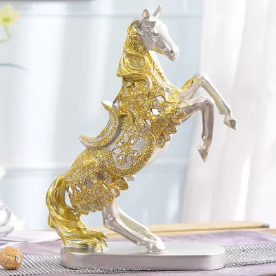 statue cheval décoré argenté doré motifs floraux géométriques ornementaux décoration intérieure statuaire métallique nuances