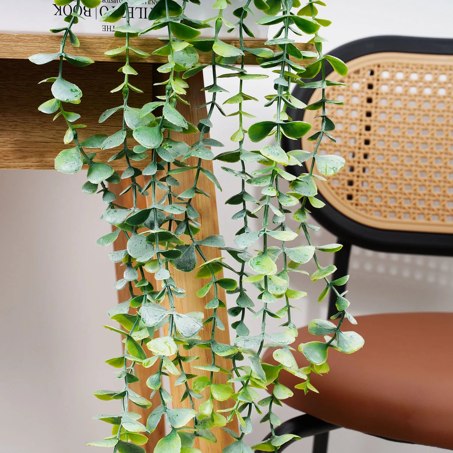 Plante artificielle vigne sur mur blanc salon