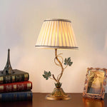 lampe table classique abat jour rayé beige ornement métal doré feuilles vertes interrupteur câble