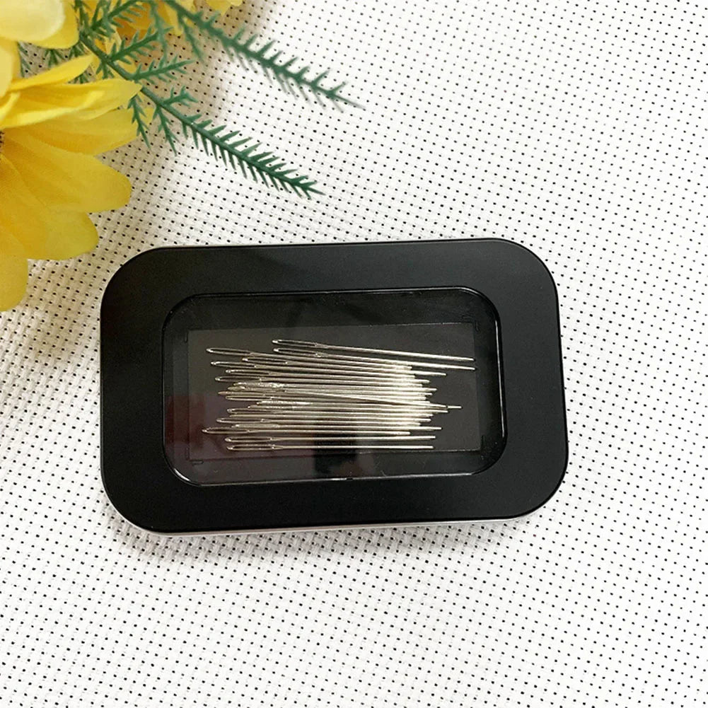 boîte aiguilles transparente moderne noir argenté rangement aiguilles couture accessoire broderie plastique