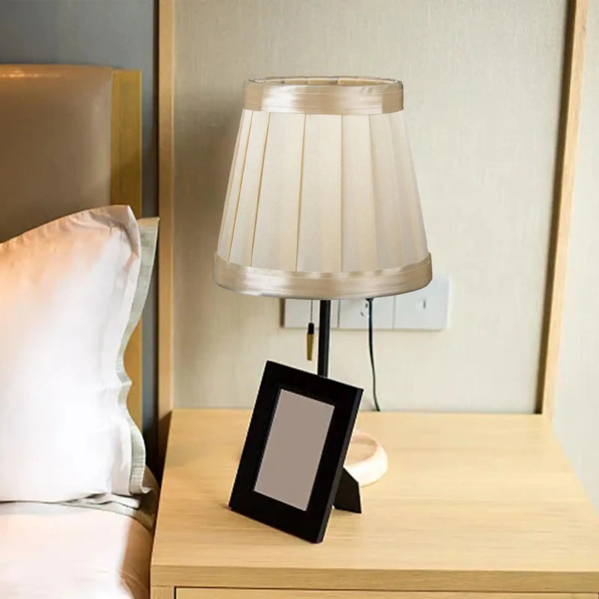 lampe table beige plissée classique abatjour tissu opaque élégante décoration maison fixe base solide
