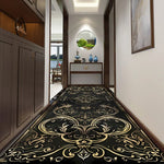 Ce couloir accueillant arbore un élégant tapis décoratif aux motifs dorés sur fond noir, créant une ambiance chaleureuse et sophistiquée. Les meubles en bois sombre, le miroir arrondi et les accessoires de style asiatique complètent harmonieusement la décoration.