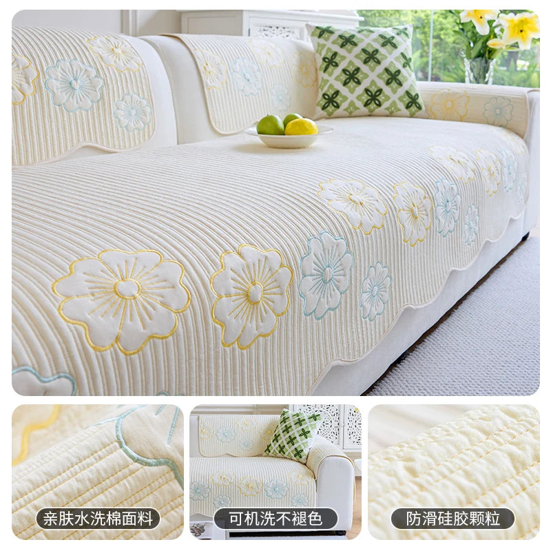 Lit d'apparence accueillante avec des motifs floraux délicats et des couleurs douces, créant une atmosphère paisible et raffinée dans une pièce ensoleillée.