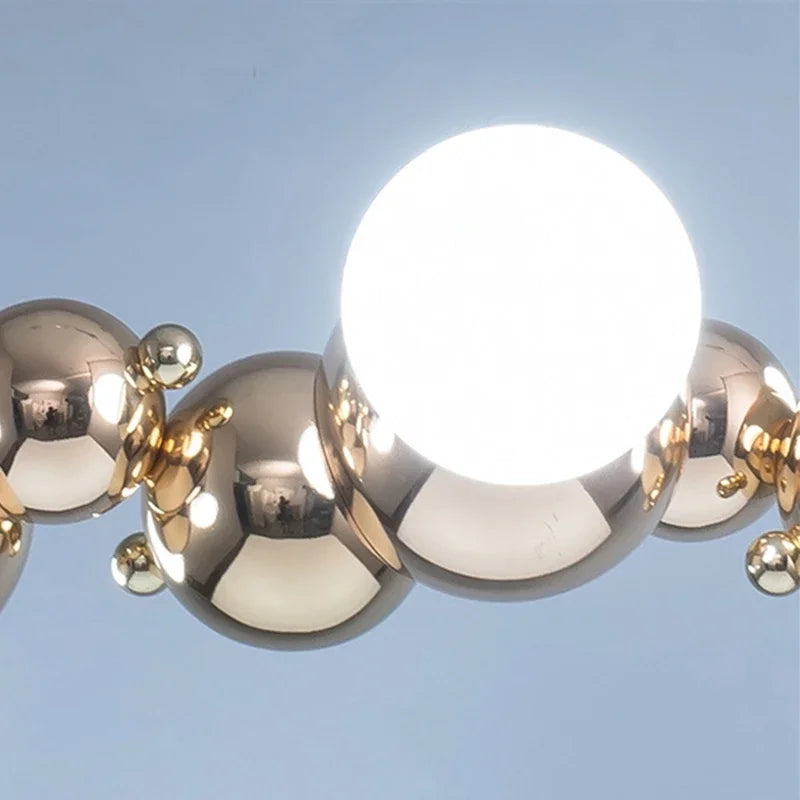 suspension lumineuse moderne doré blanc boules métalliques sphères translucides câble fixé nordique éclairage intérieur