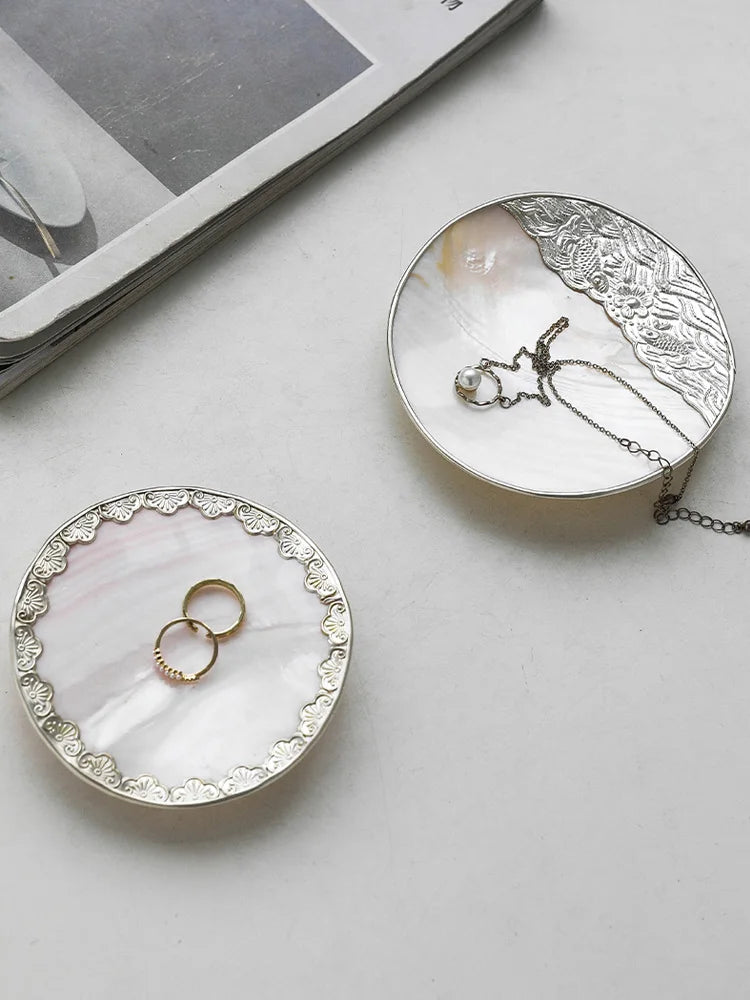 assiettes bijoux blanc or élégantes motifs floraux texture naturelle pieds métalliques almacenamiento joyas