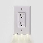 Veilleuse LED installée sur prise électrique dans un couloir