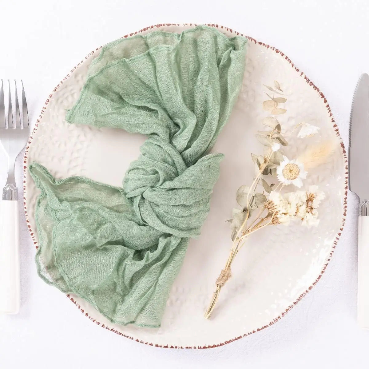 serviettes crêpe vert pastel serviettes table mariage classiques anneaux métalliques fleurs artificiellesétalesétales