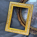 Cadre vintage or sur mur blanc