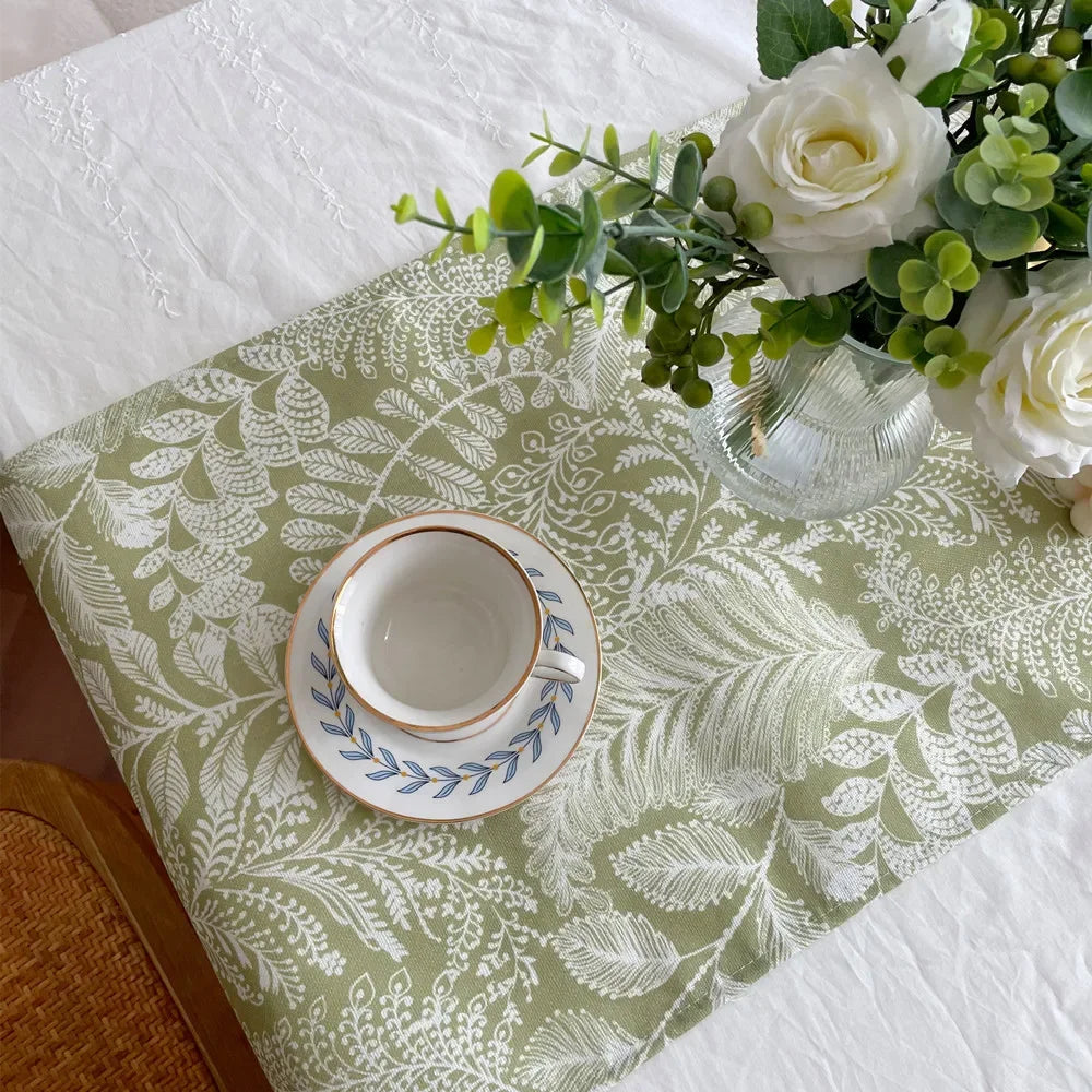 nappe verte feuilles gaufrée bordure dentelée motif floral décoration intérieure champêtre vintage table basse