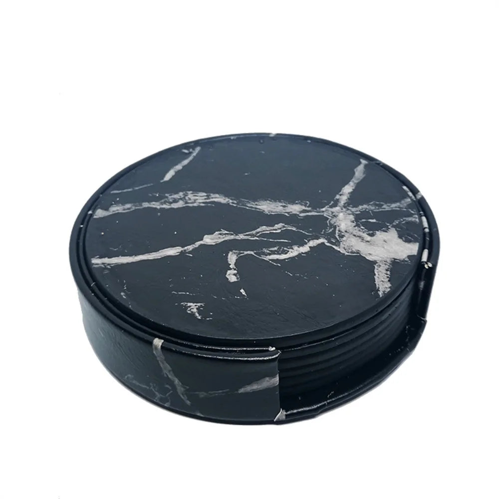 Ensemble de sous-verres ronds en marbre noir avec motifs de veines blanches.