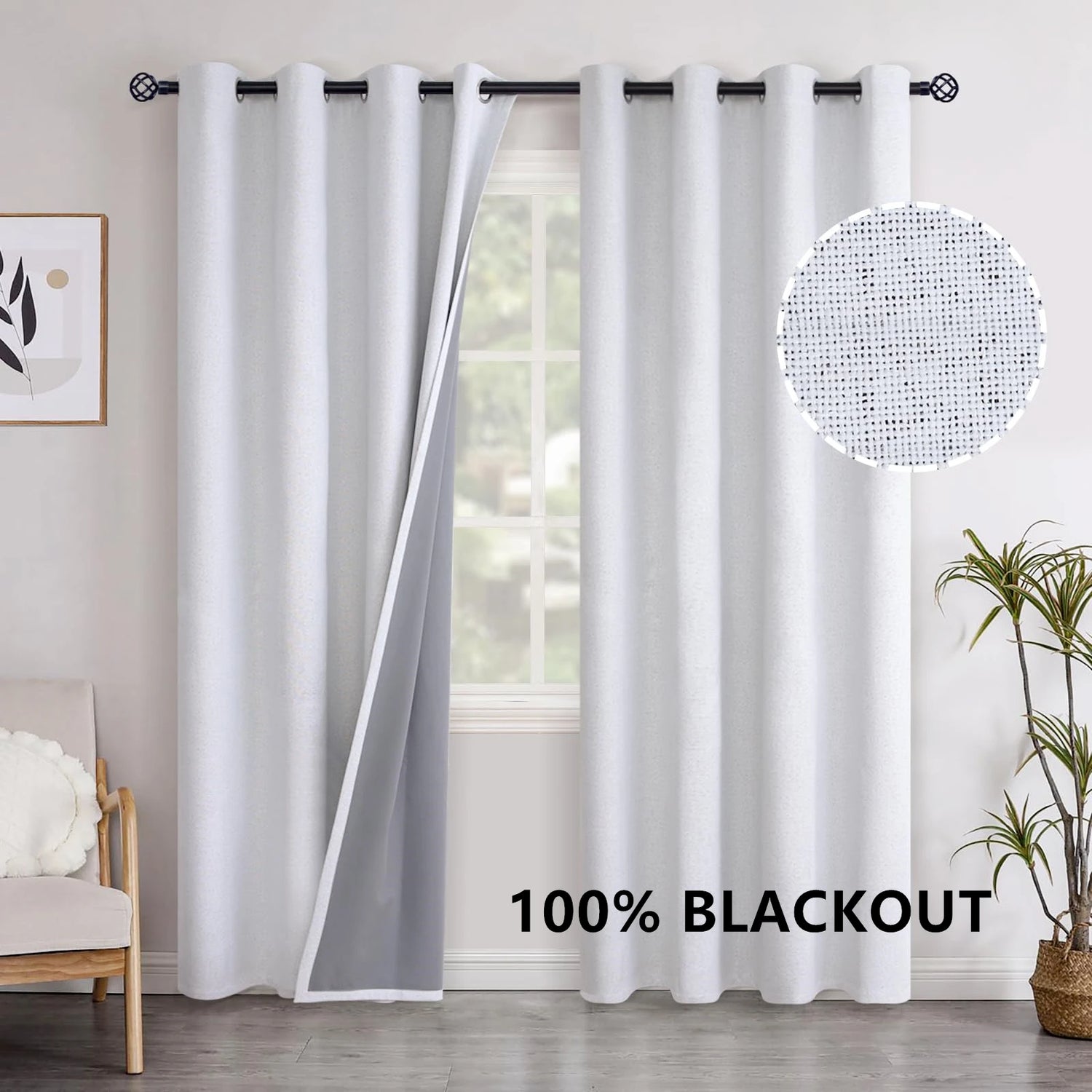 Rideau isolant thermique blanc 100% occultant avec doublure intérieure grise, accroché à une tringle dans un salon lumineux.