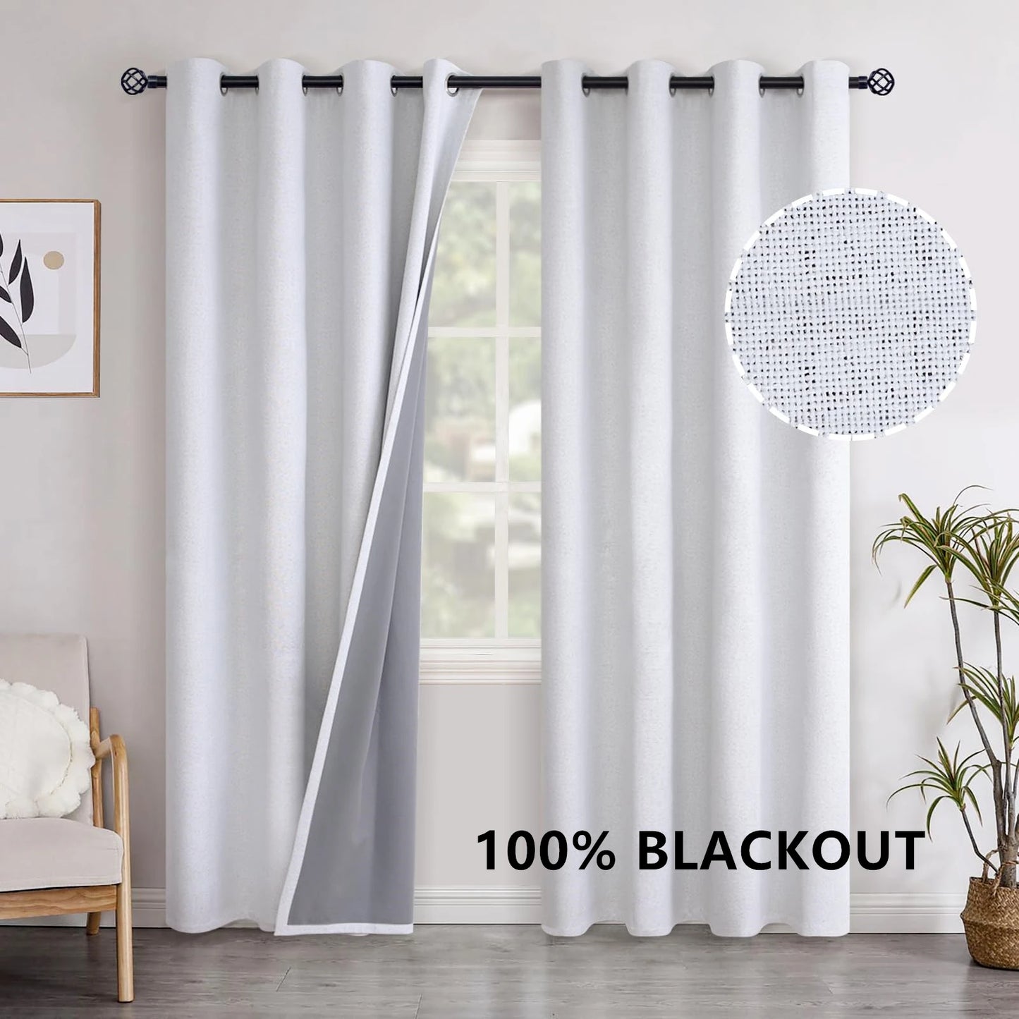 Rideau blanc opaque et thermique 100% occultant, suspendu sur une tringle noire dans un salon lumineux avec une plante et un tableau mural.