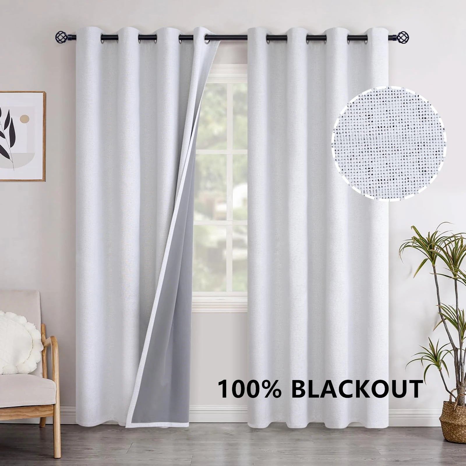Rideau blanc opaque et thermique 100% occultant, suspendu sur une tringle noire dans un salon lumineux avec une plante et un tableau mural.