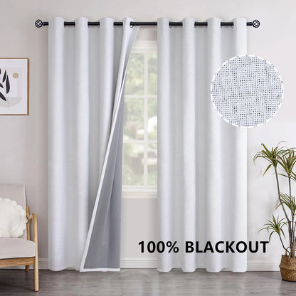 Rideau blanc opaque et thermique 100% occultant, suspendu sur une tringle noire dans un salon lumineux avec une plante et un tableau mural.