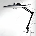 Lampe pince LED allumée avec lumière froide sur table de chevet