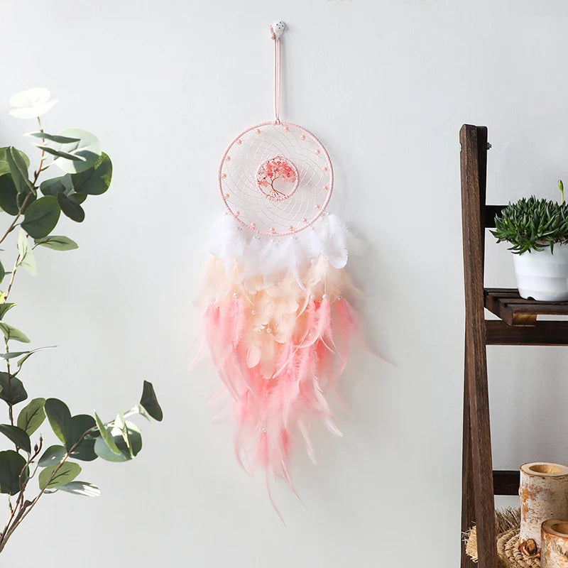 décoration intérieure attrape rêves rose boho chic oiseau plumes semi transparentes crochets métalliques