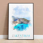 L'image montre un paysage magnifique de l'île grecque de Zakynthos, avec ses falaises, ses eaux turquoises et son ciel nuageux, offrant une vue panoramique à couper le souffle.