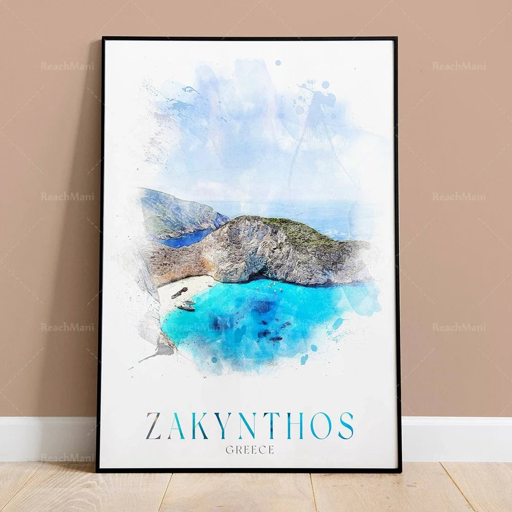 L'image montre un paysage magnifique de l'île grecque de Zakynthos, avec ses falaises, ses eaux turquoises et son ciel nuageux, offrant une vue panoramique à couper le souffle.